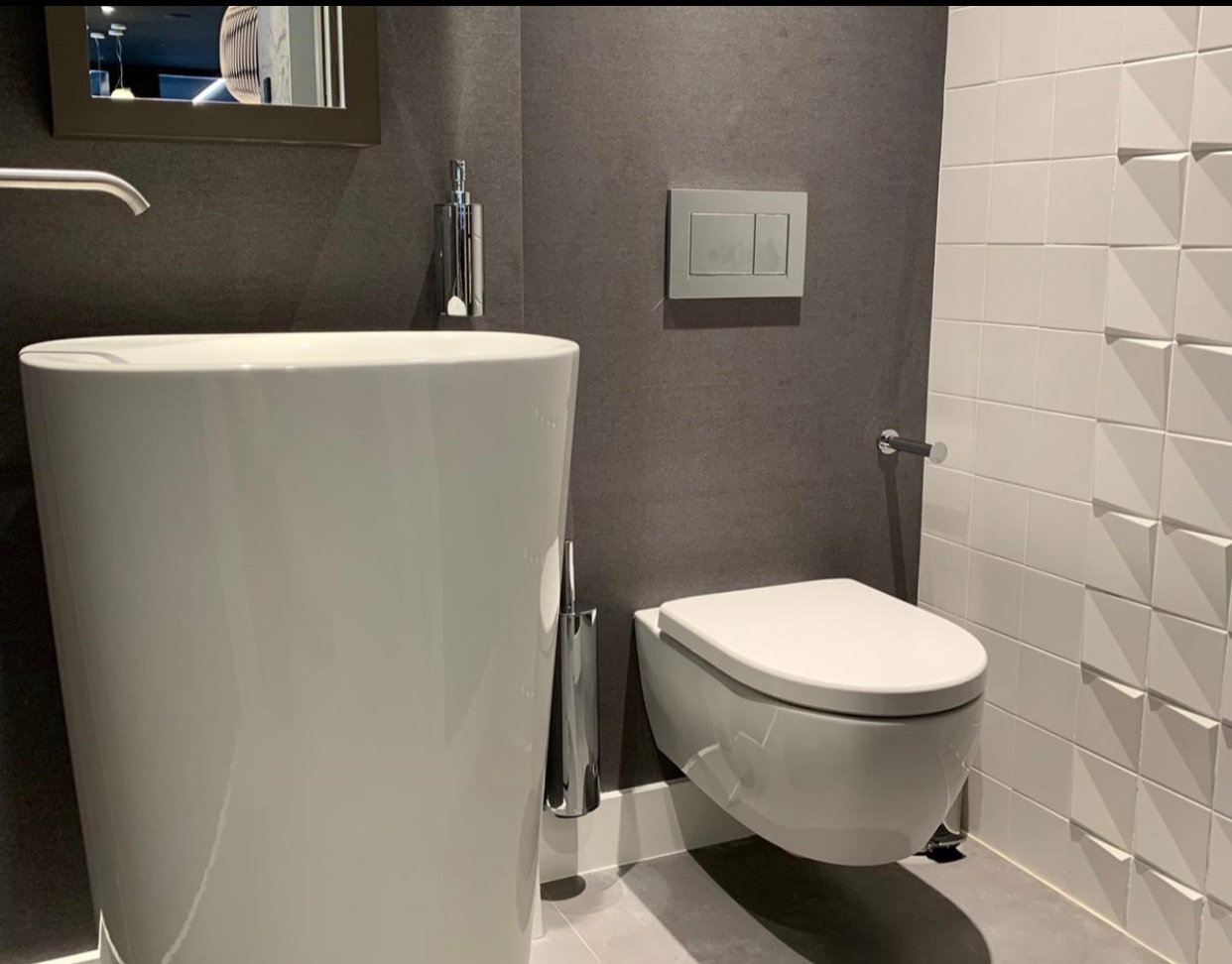 Instalación de platos de ducha de carga mineral en reformas de baño en Madrid